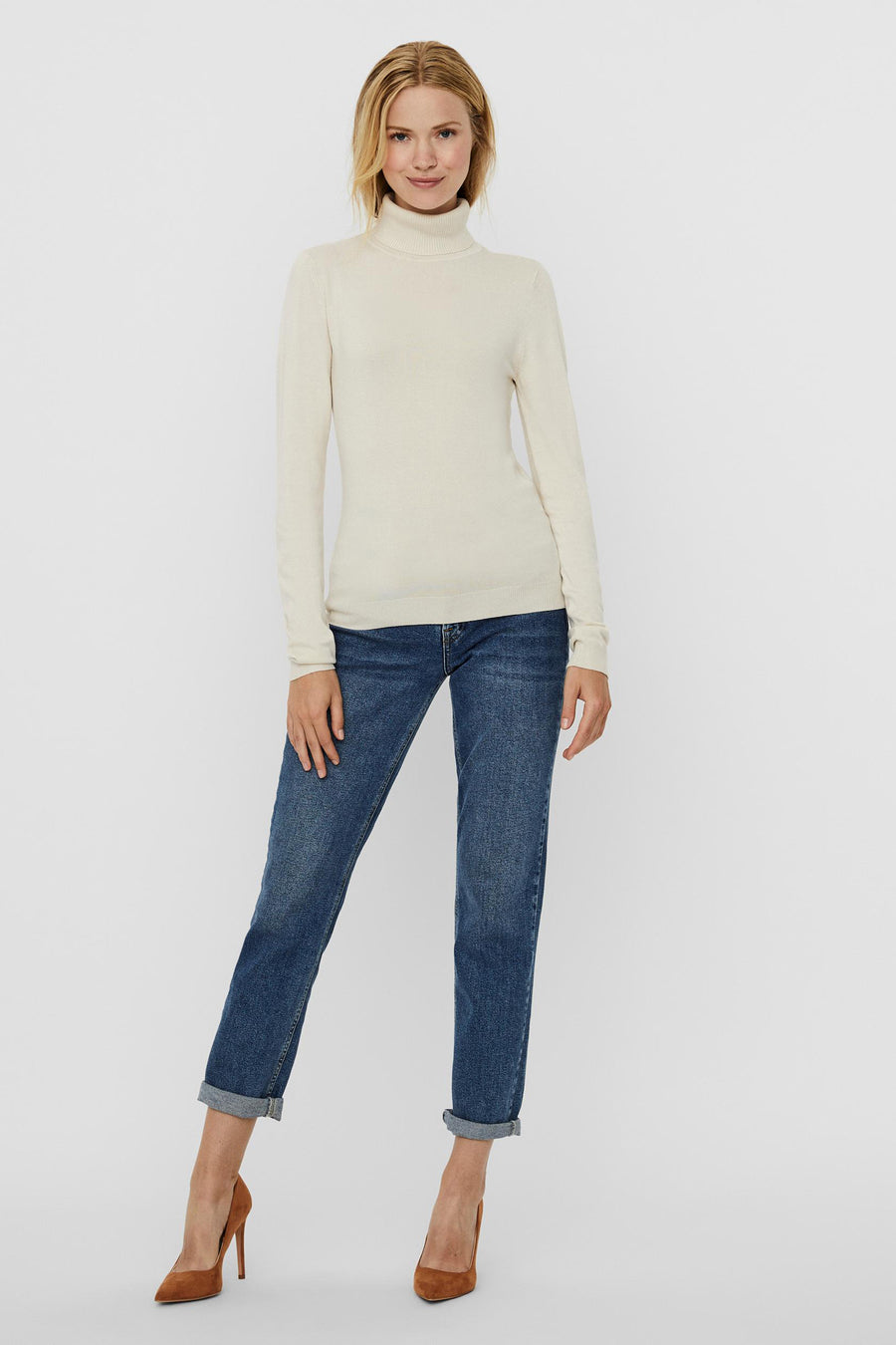 Manteau beige de Vero Moda, associé à des jeans bleu marine et des escarpins marrons.