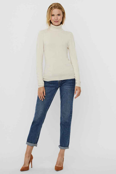 Beige trui met rolkraag van VERO MODA, gecombineerd met jeans en bruine pumps.