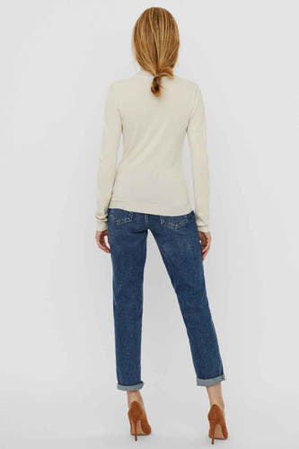 Gilet beige de VERO MODA, vu du dos arrièreéé avec des jeans et des baskets brunes.