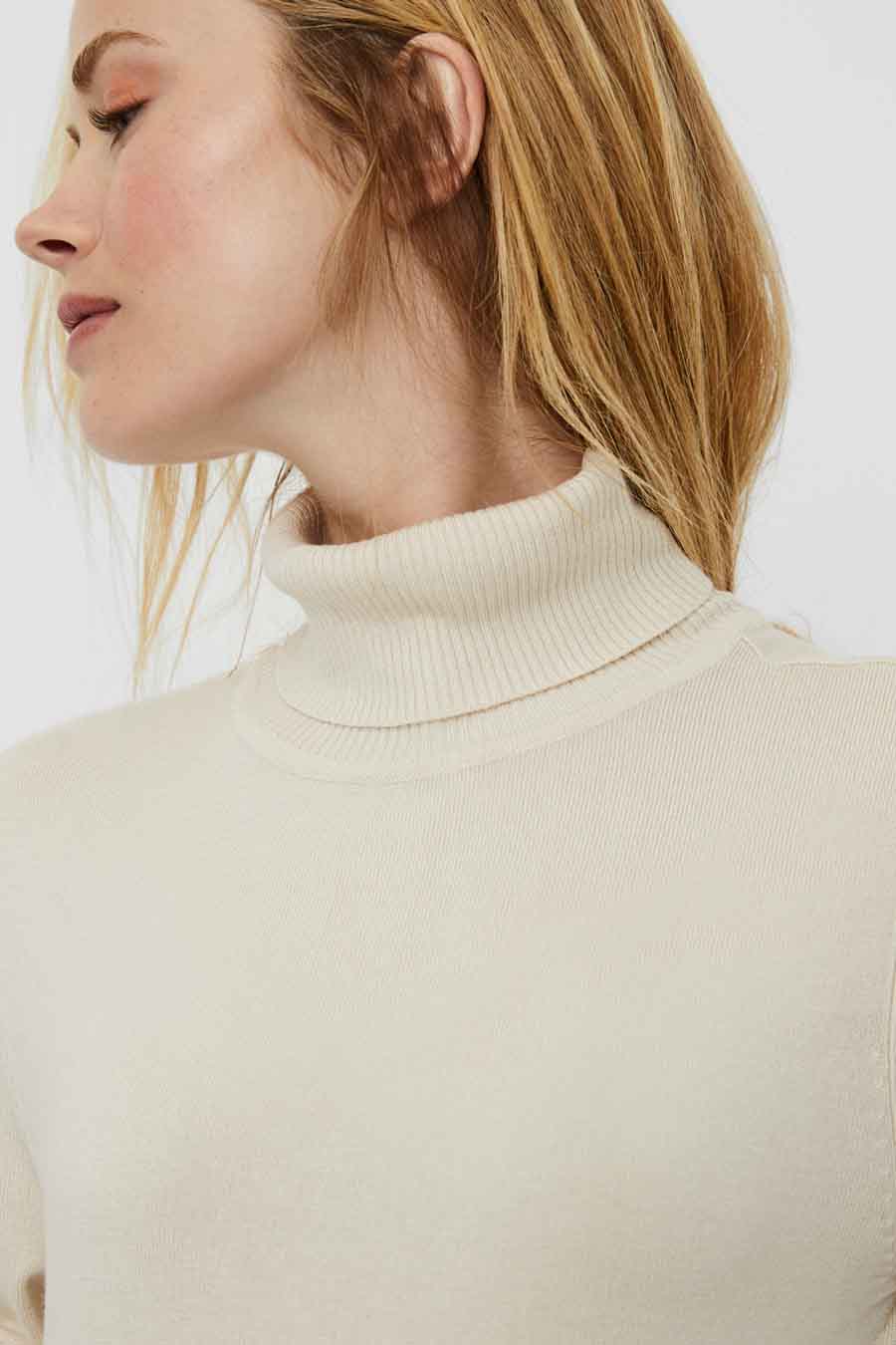 Gilet beige de VERO MODA, gros plan sur le col et la douce texture du gilet.