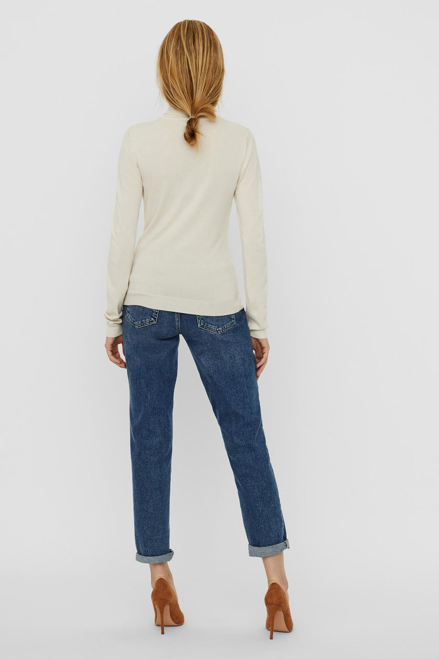 Veste à col rond beige de VERO MODA, dos, avec un pantalon de travail bleu et des baskets brunes.