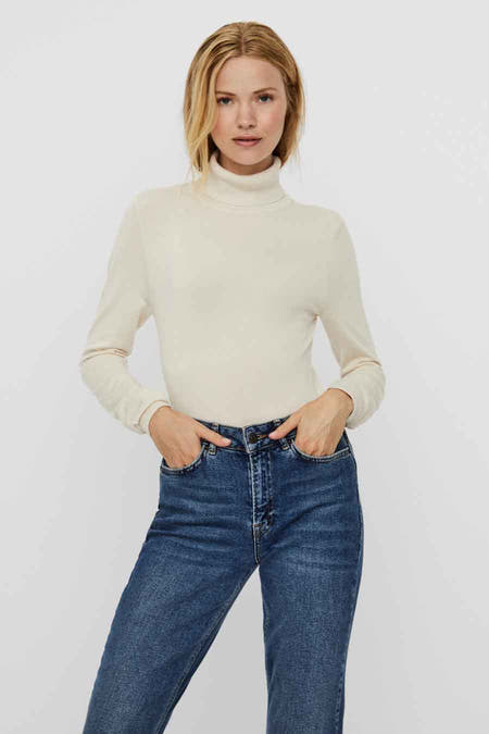 Beige coltrui van VERO MODA, gecombineerd met een donkerblauwe jeans met hoge taille.
