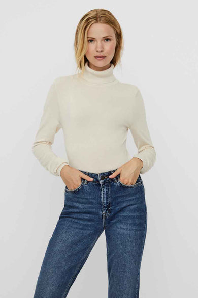 Beige coltrui van VERO MODA, gecombineerd met een donkerblauwe jeans met hoge taille.

