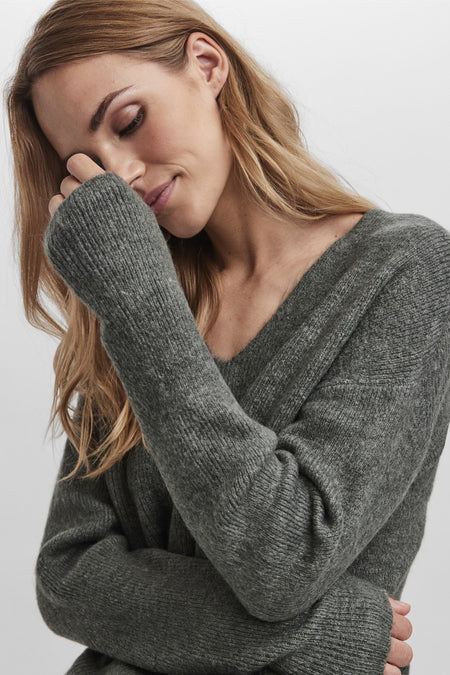 T-shirt vert de VERO MODA avec un V-hals, des longues manches et une douce texture.