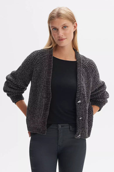 Gilet en maille gris OPUS à col en V, texture remarquable et boutons brillants.