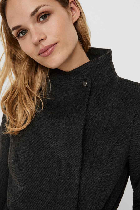 Grijze jas van VERO MODA met hoge kraag en een knoopsluiting.