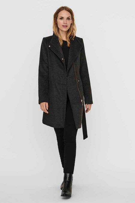 Grijze jas van Vero Moda met een asymmetrische ritssluiting en een ceintuur detail.