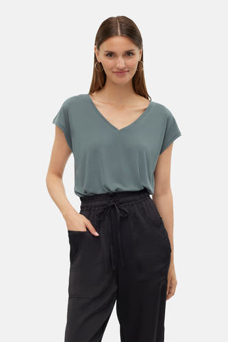 T-shirt vert à manches courtes de VERO MODA®, porté avec un pantalon noir à cordon de serrage et des ballerines noires.