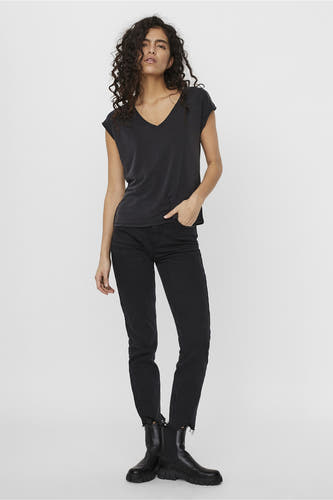 Zwart T-shirt van Vero Moda, gedragen met zwarte jeans en zwarte laarzen.