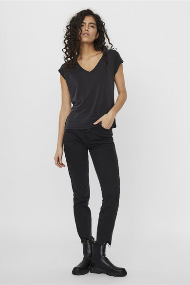 Zwart T-shirt van Vero Moda, gedragen met zwarte jeans en zwarte laarzen.