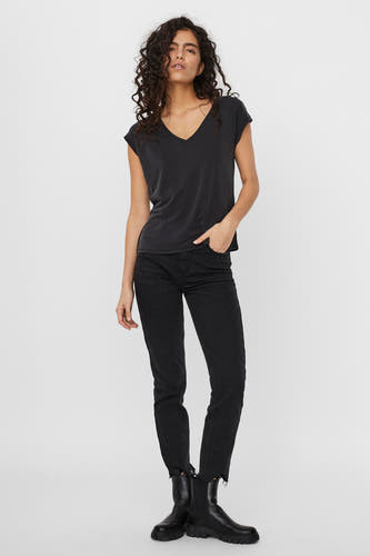 T-shirt noir de VERO MODA, à manches courtes et en V, associé à des jeans noirs et des bottes.