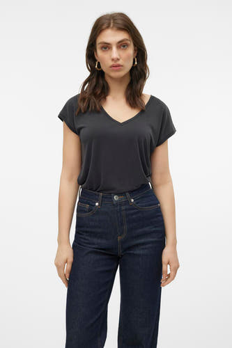 T-shirt noir à manches courtes de Vero Moda, associé à un jean foncé et des boucles d'oreilles dorées.