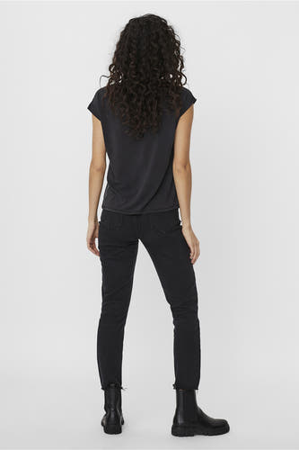 T-shirt noir de VERO MODA, vu de derrière, avec des manches courtes et associé à un pantalon noir et des bottes noires.