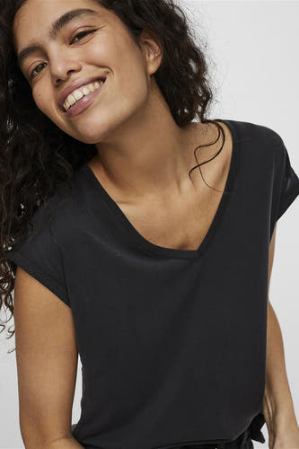 T-shirt noir de VERO MODA, avec des manches courtes et un col V.