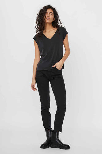 T-shirt noir de Vero Moda, à manches courtes, associé à un pantalon noir et des bottes.