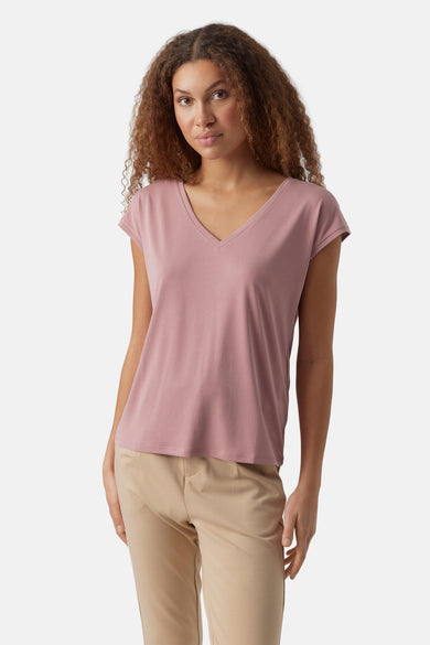 Roze T-shirt met korte mouwen van VERO MODA, gedragen met kaki broek.