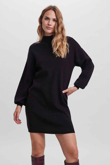 Zwarte jurk met lange mouwen van VERO MODA, met een hoge hals en losse pasvorm.