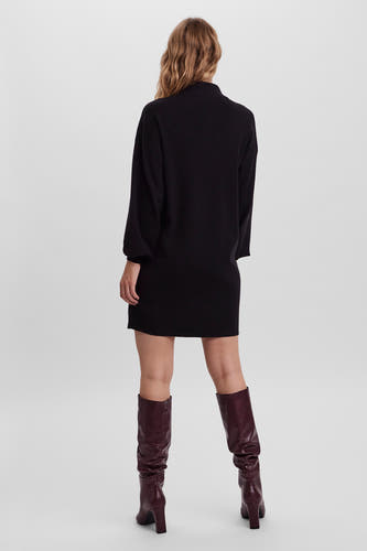 Robe noire à manches longues de VERO MODA, vue de dos, associée à des bottes hautes bordeaux.