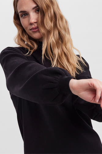 Robe noire à manches longues de VERO MODA, avec des manches bouffantes et une texture décontractée.