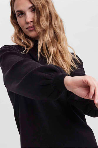Robe noire à manches longues de VERO MODA, avec des manches bouffantes et un col en maille.