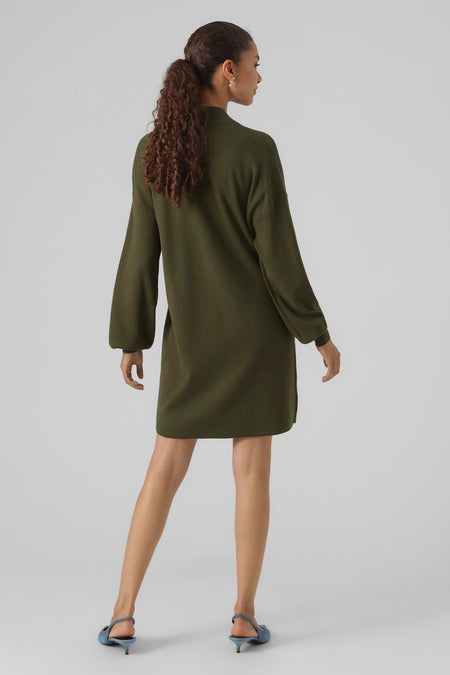 Groene jurk met lange mouwen van VERO MODA, gezien van achteren, met model met krullend haar in paardenstaart.