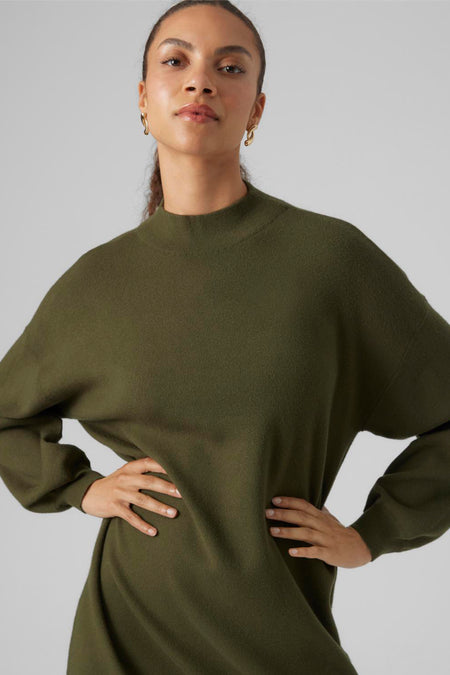 Groene jurk met lange mouwen van VERO MODA®, effen, met lange mouwen en gouden oorbellen.
