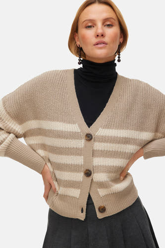 Gilet beige de VERO MODA®, avec des rayures horizontales, associé à une jupe grise.