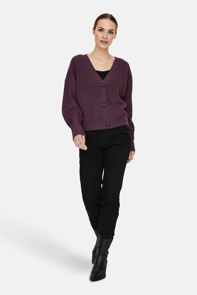 Paarse cardigan van VERO MODA, met knoopsluiting, gecombineerd met zwarte broek en zwarte laarzen.