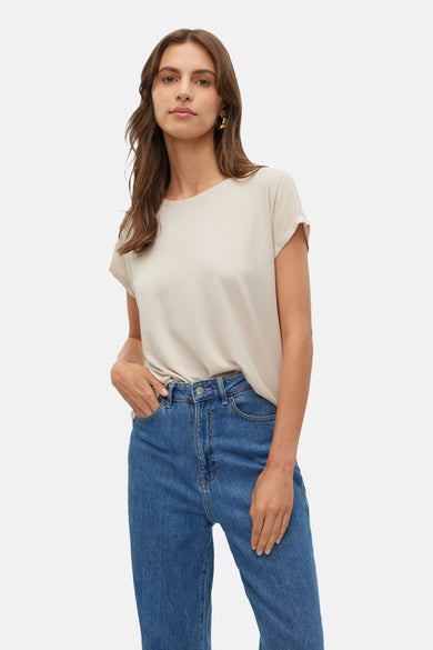 T-shirt beige à manches courtes de VERO MODA, associé à un jean bleu.