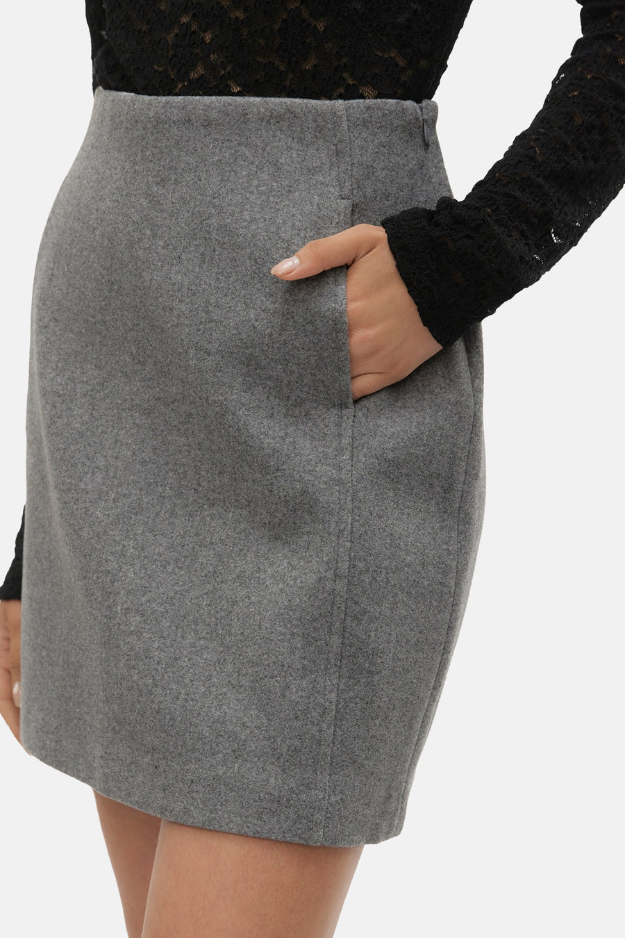 Jupe courte grise de VERO MODA, avec une poche et une fermeture éclair dissimulée.