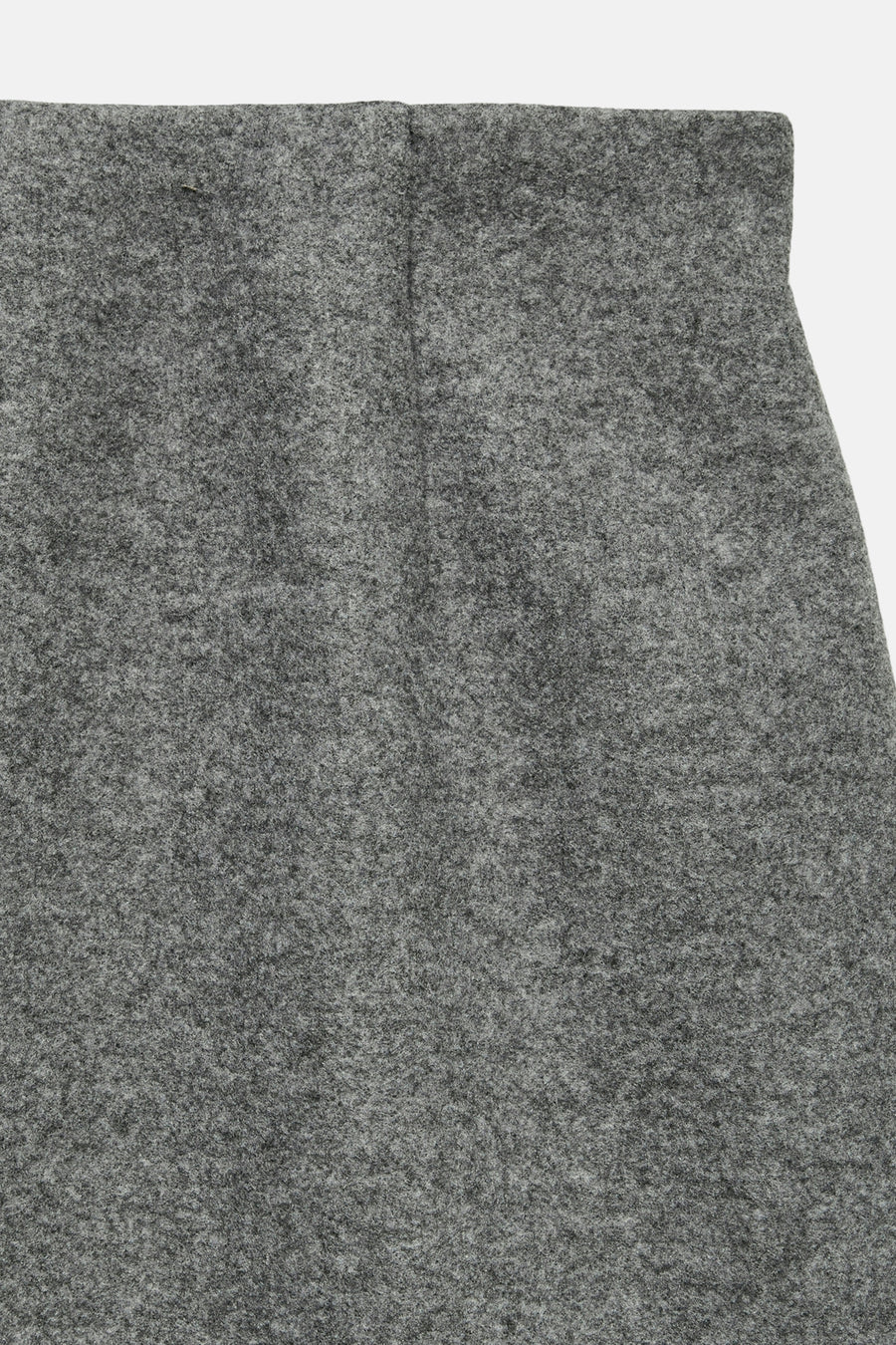 Jupe grise courte de VERO MODA en tissu velours doux, vue de près.