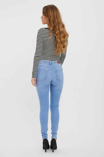 Skinny jeans van lichtblauw denim van Vero Moda, met hoge taille en zwarte hakken.