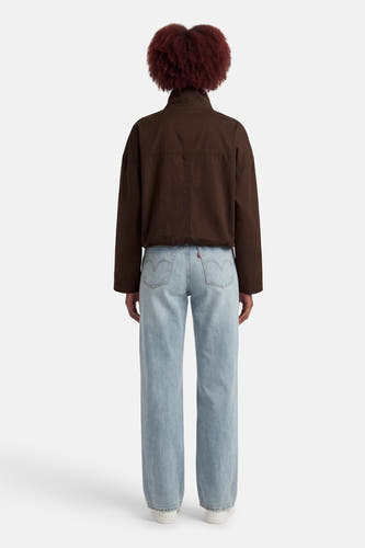 Manteau marron pour femme de OPUS, à manches longues, et combiné avec un jean bleu.