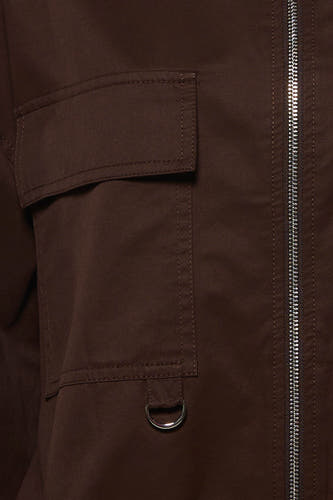 Manteau marron pour femme de OPUS, avec une poche poitrine et une fermeture éclair argentée.