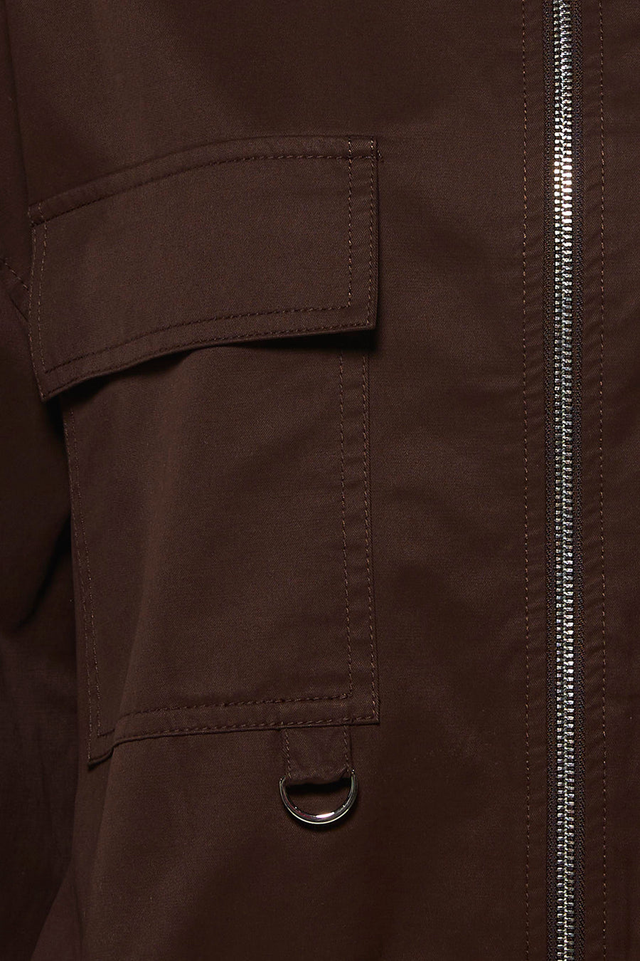 Manteau marron pour femme de OPUS, avec une poche poitrine et une fermeture éclair argentée.