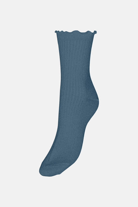Blauwe sokken van VERO MODA, met een ribgebreide textuur en een decoratieve geschulpte rand.