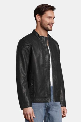 Zwarte leren jas van TOM TAILOR, met een ritssluiting aan de voorkant, gedragen over een wit shirt en blauwe jeans.