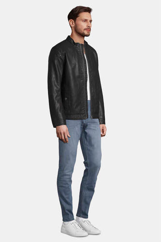 Zwarte leren jas van TOM TAILOR, met ritssluiting, gecombineerd met jeans en witte sneakers.