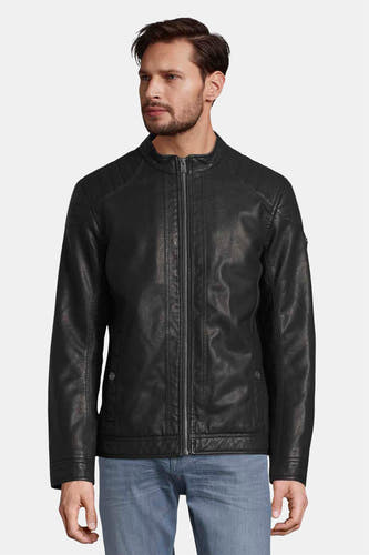 Zwarte leren jas van TOM TAILOR, met rits en subtiele schouderdetails, gedragen met een blauwe jeans.
