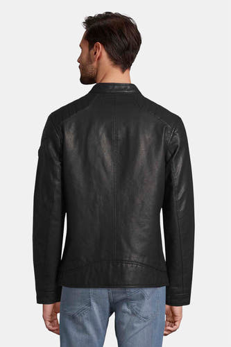 Zwarte leren jas van TOM TAILOR, rugzijde getoond, met accenten op de schouders en casual jeans.
