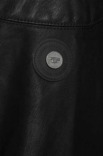 Zwarte leren jas van Tom Tailor, met een logo-badge waarop 'premium quality goods' staat.
