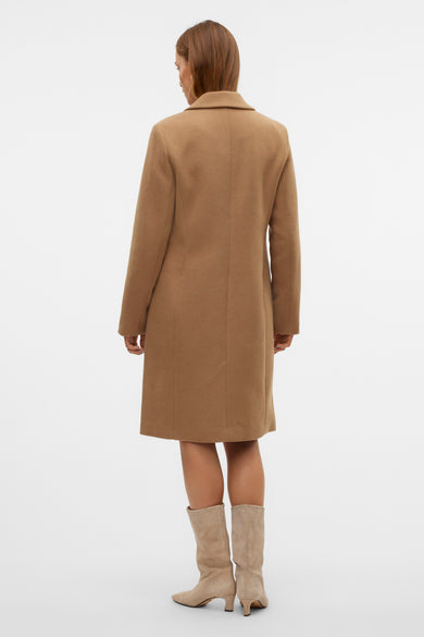 Bruine lange jas van VERO MODA®, gezien van achteren, gecombineerd met beige laarzen.