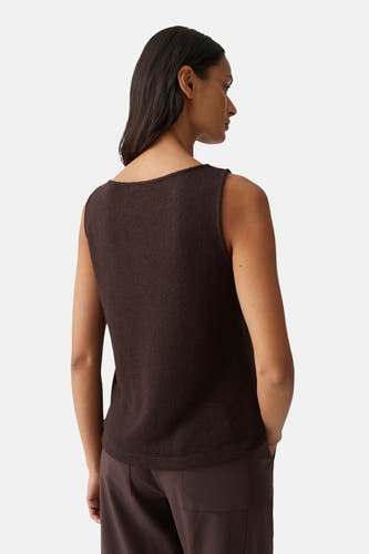 Bruine top zonder mouwen van OPUS, gezien van achteren met effen patroon en een model met bruine broek.
