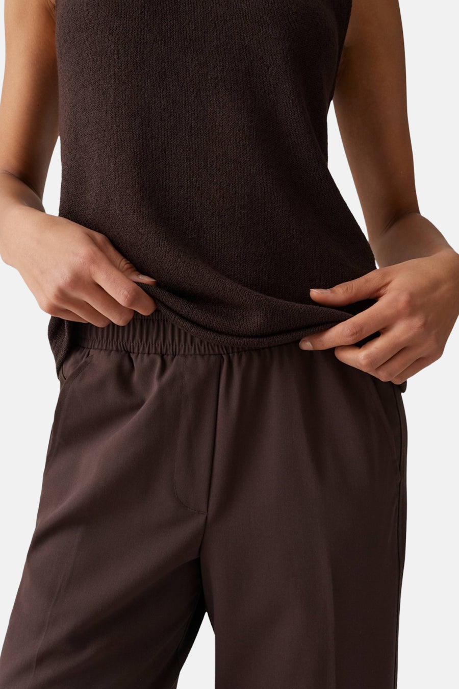 Haut marron OPUS, sans manches et confectionné dans un tissu tissé, stylisé avec un pantalon assorti à taille élastique.
