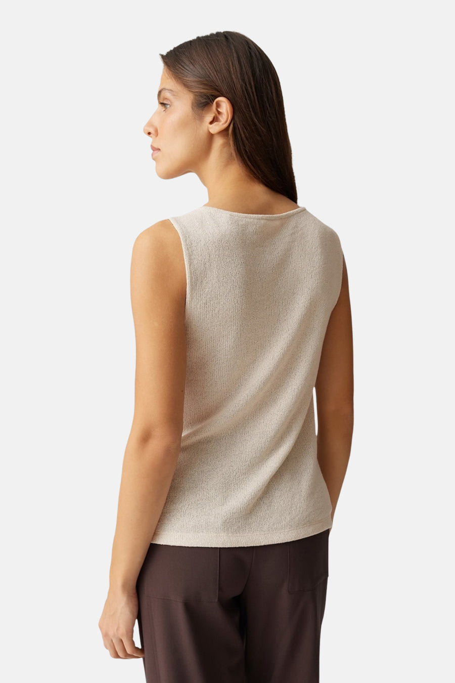 Beige top zonder mouwen van OPUS, met een subtiele textuur en gecombineerd met een bruine broek.