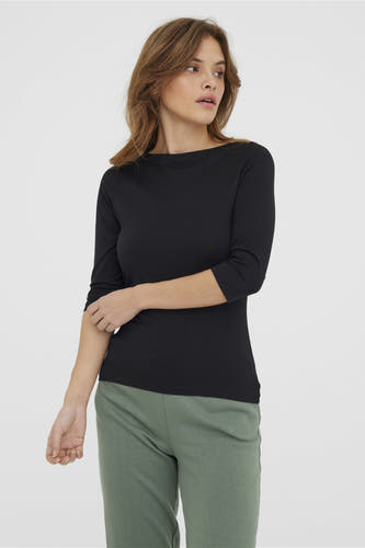 Zwart T-shirt met lange mouwen van Vero Moda, met een boothals en gecombineerd met een groene broek.