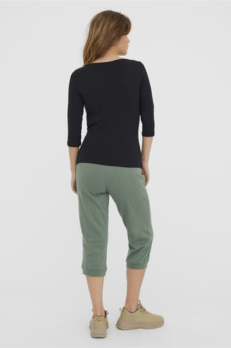 Zwart T-shirt met lange mouwen van VERO MODA, gezien van achteren, gecombineerd met groene broek en beige schoenen.