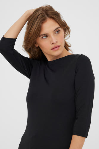 Zwarte t-shirt met lange mouwen van VERO MODA, gezien op een model met een effen achtergrond.
