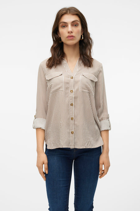 Bruin, gestreept hemd met lange mouwen van Vero Moda, met opgerolde mouwen en twee borstzakken, gedragen met een donkerblauwe jeans.
