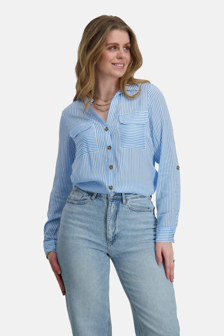 Blauw gestreept overhemd met lange mouwen van VERO MODA, met borstzakken en gouden kettingen.
